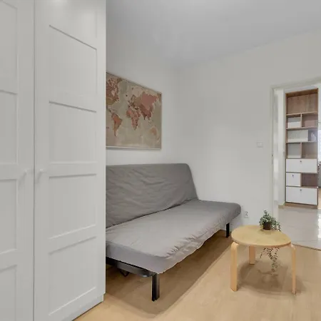 Sleeping&living 2br Metro Wilanowska Apartment *