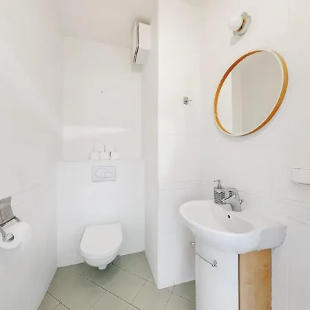 Sleeping&living 2br Metro Wilanowska Apartment *